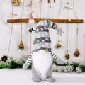 Dettaglio di uno gnomo di Natale con cappello in maglia a fiocchi di neve e stella - Gnomo con Cappello Maglia Stella Fiocco - Grigio / Grigio