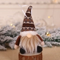 Gnomo navideño hecho a mano con gorro de punto en base de madera, adorno festivo - Muñeco Sentado Marrón (D-GJ34)