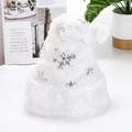 Weißer Plüsch-Weihnachtsmütze mit silbernen Pailletten-Schneeflocken und weichem Bommel - Silber Schneeflocke Stil