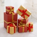 Ensemble de coffrets cadeaux de Noël rouge et or avec rubans en scène de fête - Rouge & Or