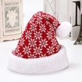Detalle del gorro navideño de punto rojo con diseño de copos de nieve y pompón de peluche - Estilo Copo de Nieve de Navidad
