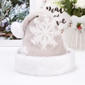 Bonnet de Noël en peluche avec broderie flocon de neige blanc sur tissu gris d'hiver - Bonnet en Peluche Flocon Gris