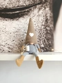 Detailansicht der nordischen Gnom-Puppe mit grauen Zöpfen und braunem Herz-Strickhut - Khaki Weiblich