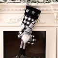 Calcetín navideño a cuadros blancos y negros con muñeco gnomo 3D en la chimenea - Calcetín de Navidad a cuadros negros y blancos