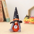 Gnomo di Halloween con cappello a stelle nere, corpo arancione e teschio su base di legno - Ciondolo Gnomo Femmina Arancione