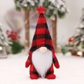 Gnome de Noël avec chapeau à carreaux rouge et noir sur fond de bokeh festif - Gnome sans Visage à Carreaux Rouges et Noirs