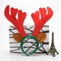Detailansicht eines Rentier-Haarreifens mit roten Geweihen und braunen Ohren für Weihnachten - Braune Ohren Rote Geweihe