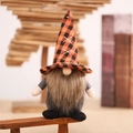 Gnomo di Halloween in peluche con cappello a quadri arancione e barba marrone su panca - Gnomo con Cappello Arancione