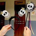 Set cerchietto e bacchetta di Halloween con teschi luccicanti e piume nere - Combo Bacchetta Scheletro