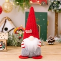 Gnomo di Natale Tomte rosso con stemma Merry Christmas e barba bianca su sfondo festivo - Gnomo con Cappello in Maglia Rosso