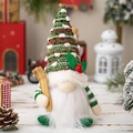 Gnome de Noël lumineux en tricot avec skis en bois sur fond de fête décoratif - Vert Avec Lumière Sans Pile