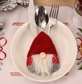 Porte-couverts de gnome de Noël avec chapeau rouge et barbe blanche sur l'assiette - Forme d'Oeuf Rouge