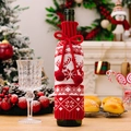 Weihnachtliche Weinflaschenhülle mit Rentier und Schneeflocken und roten Bommeln - Elch-Stil