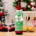 Gestrickte grüne Weinflaschenhülle für Weihnachten mit weißen Schneeflocken und roten Rändern - Grüner Schneeflocke Stil
