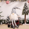 Gnomo de Navidad luminoso con gorro de punto gris sobre un coche rojo antiguo decorativo - Gris Pierna Larga con Luz
