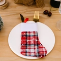 Portaposate a forma di calza di Natale in tessuto scozzese rosso e bianco su piatto - Modello A Scozzese Fiocco Neve