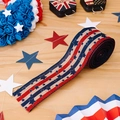 Nastro patriottico in juta con stelle blu e strisce rosse su un tavolo in legno - Stile F (Stelle Blu Strisce Rosse Lino)