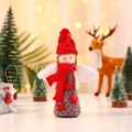 Poupée ange de Noël en tricot avec bonnet rouge et ailes pour décor de sapin - Ange en vêtements gris avec écharpe rouge / 20*9*6