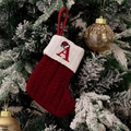 Gros plan d'une chaussette de Noël en tricot rouge avec lettre A brodée sur sapin - Style A (Rouge Tricot Brodé A)
