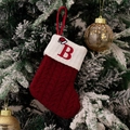 Détail d'une chaussette de Noël rouge tricotée avec revers blanc et broderie de la lettre B - Style B (Rouge Tricot Brodé B)