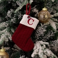 Gros plan de chaussette de Noël en tricot rouge avec lettre C sur sapin enneigé - Style C (Rouge Tricot Brodé C)