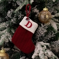 Détail d'une chaussette de Noël en tricot rouge avec lettre D brodée et décor de neige - Style D (Rouge Tricot Brodé D)