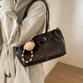 Borsa a spalla vintage in similpelle marrone scuro con ciondolo a orsetto e fibbia - Con Ciondolo / Marrone