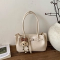 Borsa a spalla beige minimalista in pelle testurizzata con ciondolo a forma di orso - Con Ciondolo / Bianco