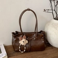 Borsa a spalla vintage marrone scuro in ecopelle con ciondolo a forma di orsetto e manici - Con Ciondolo / Marrone