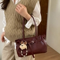 Borsa sottobraccio vintage bordeaux in finta pelle lucida con ciondolo a cucciolo - Con Ciondolo / Rosso