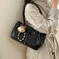 Borsa sottobraccio retrò nera con ciondolo a forma di orsetto e fibbia in metallo - Con Ciondolo / Nero
