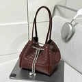 Détail du sac seau tressé bordeaux avec cordon en chaîne argentée et perles blanches - Marron