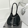 Détail du sac seau noir tressé avec cordon en chaîne argentée et accents de perles - Noir