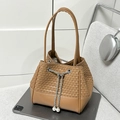Sac seau tissé marron avec cordon en chaîne argentée et accents décoratifs en perles - Marron