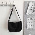 Bolso bandolera minimalista de lona negra con solapa y correa ajustable para mujer - Negro