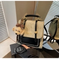 Detail van vintage crossbodytas met kralenrand en decoratieve teddybeertjes hanger - Grijs en Zwart (Met Bedeltje)