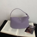 Bolso de hombro lila de cuero sintético con textura lichi y hebilla plateada en libro - Morado