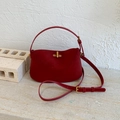 Bolso de media luna en cuero rojo con hebilla dorada y correa ajustable extraíble - Rojo