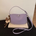 Bolso hobo lavanda de piel sintética con correa ajustable y colgante de perrito - Púrpura Con Adorno