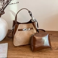 Braune Eimertasche und Pouch-Set mit beigem Kontrasteinsatz und Seidenschal-Dekor - Khaki