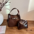 Dunkelbraune Eimertasche im Set mit Wildledereinsätzen und dekorativem Seidenschal - Braun