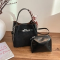 Schickes schwarzes Beuteltaschen-Set mit Wildlederfinish, Seidenschal und Silberverschluss - Schwarz
