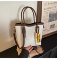 Détail du sac cabas rétro blanc avec bordure marron et breloque en perles colorées - Blanc