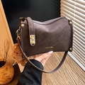 Vintage Umhängetasche in Kaffeebraun mit Nieten und kleinem Plüschbären-Anhänger - Kaffee (Mit Bärenanhänger)
