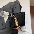 Sac seau vintage en similicuir noir avec breloque de perles colorées et sangle - Noir