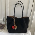 Grand sac cabas en daim noir avec pendentif pompon coloré et doublure marron - Avec Pendentif / Noir