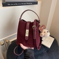 Sac seau vintage bordeaux en daim avec garniture en cuir et charme mignon - Rouge Vin Avec Pendentif