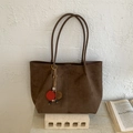 Sac fourre-tout en daim marron foncé avec bandoulière et pompon décoratif élégant - Avec Pendentif / Marron