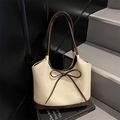 Modieuze beige en bruine tote bag met een decoratieve strik en lange schouderbanden hier - Broken Wit