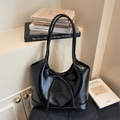 Minimalistische zwarte PU-leren draagtas met een elegante strik en reliëflogo - Zwart